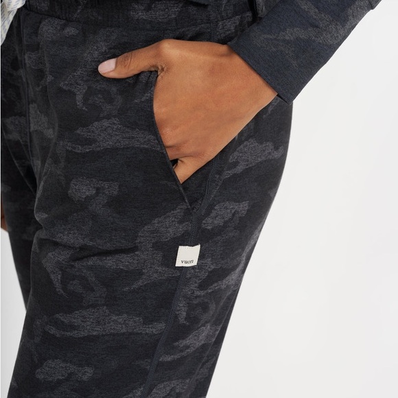 Vuori Performance Jogger Women's DreamKnit Black Camo Size Small - Picture 7 of 13